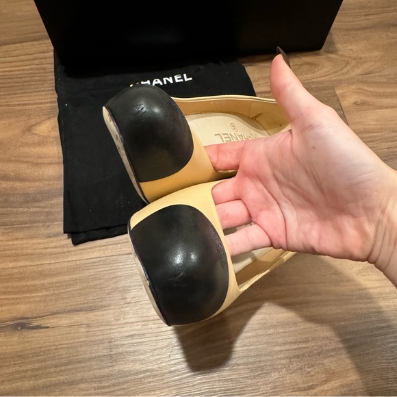 Chanel Two-Tone Leather CC Cap Toe Heels, Size 39.5 - Picture 5 of 10